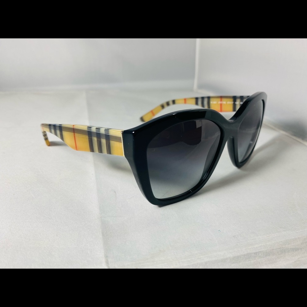 NEW!! $295 BURBERRY PLAID OVERSIZED SUNGLASSES B 4261 3757/8G 57[]17 140 3N